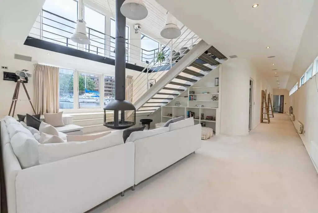 Britain's biggest houseboat in London Bridge